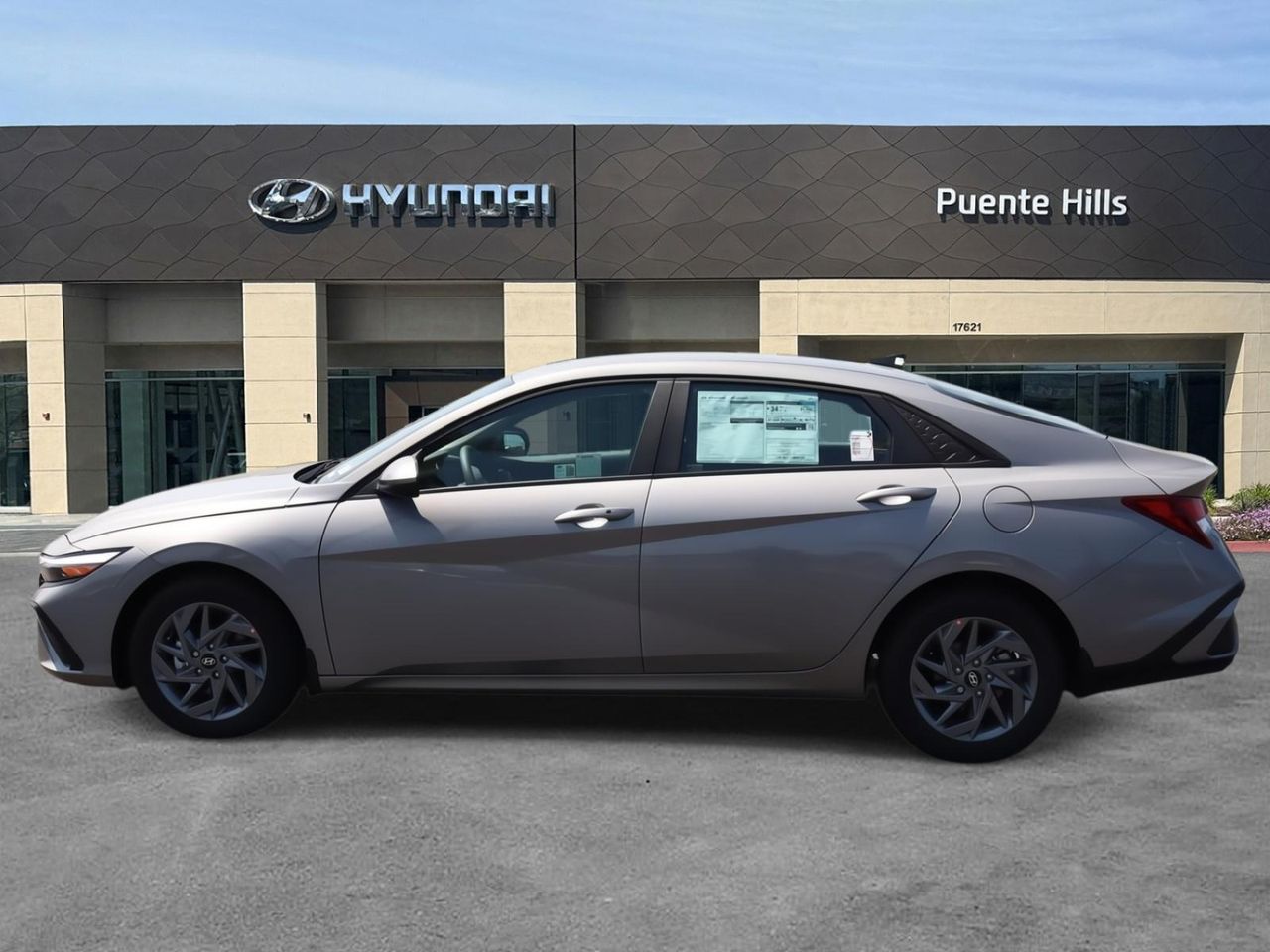 2025 Hyundai Elantra SEL Sport photo 4