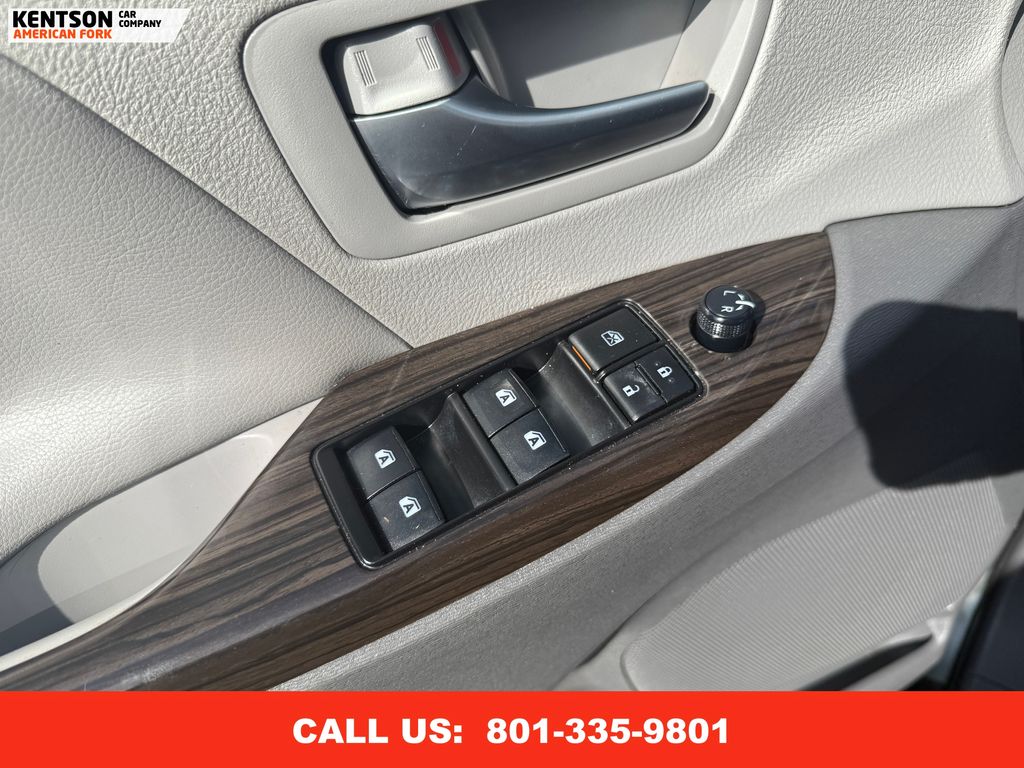 2019 Toyota Sienna XLE photo 23