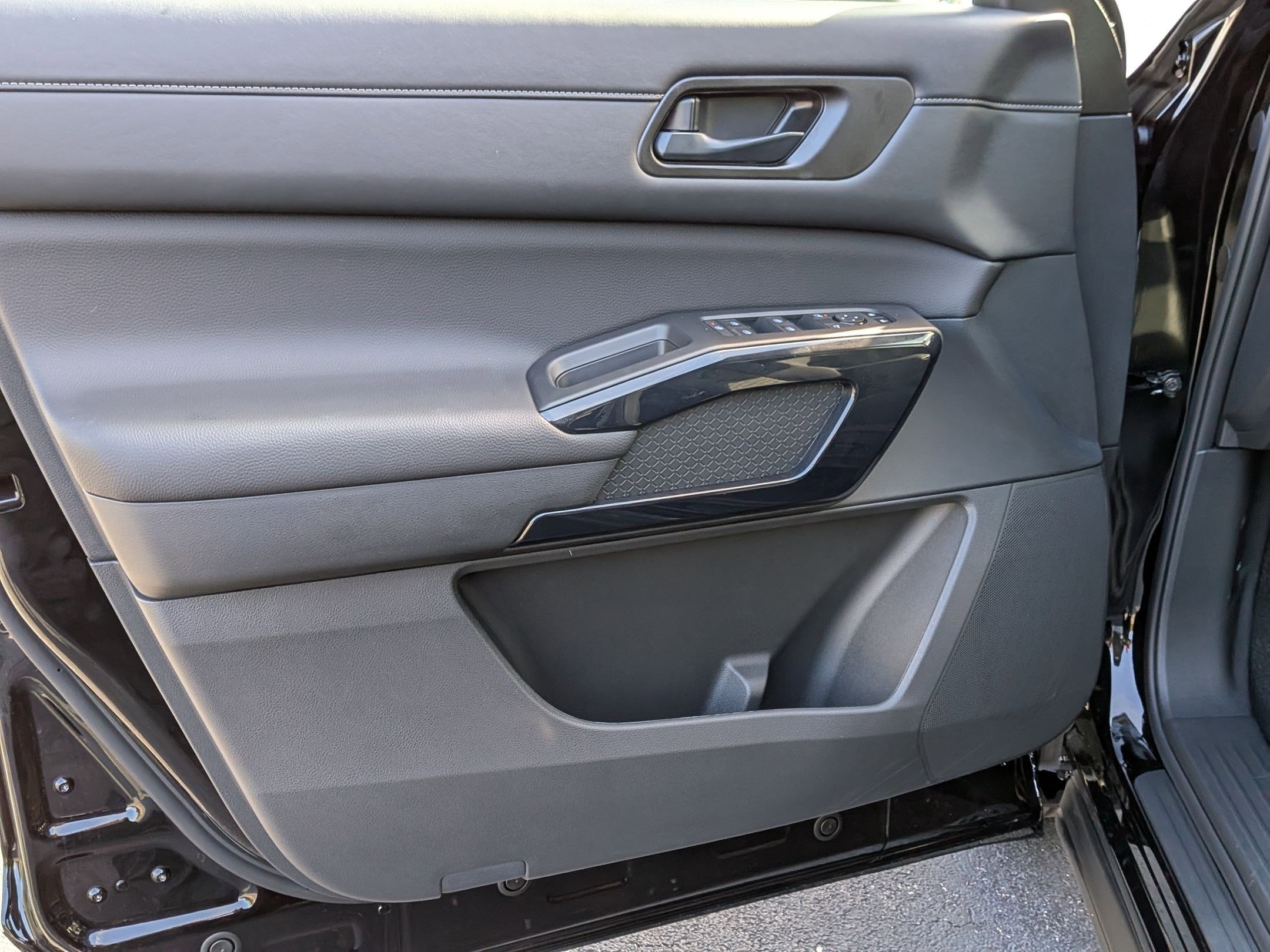 2025 Nissan Pathfinder SV photo 11