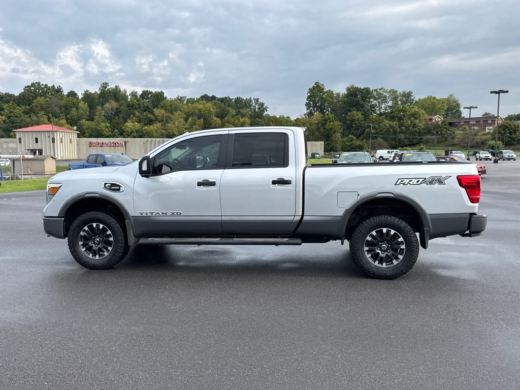 2019 Nissan Titan PRO-4X Crew Cab photo 2