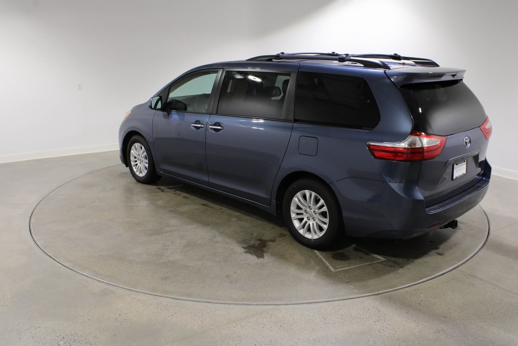 2015 Toyota Sienna XLE photo 3