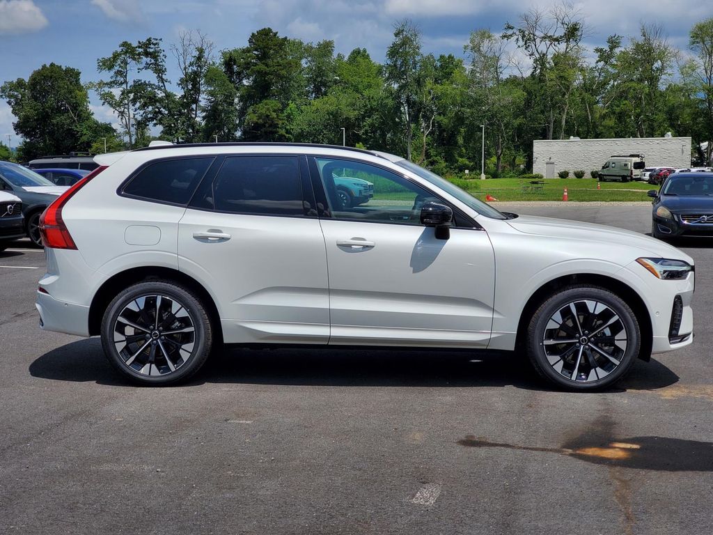 2026 Volvo XC60 B5 Plus photo 25