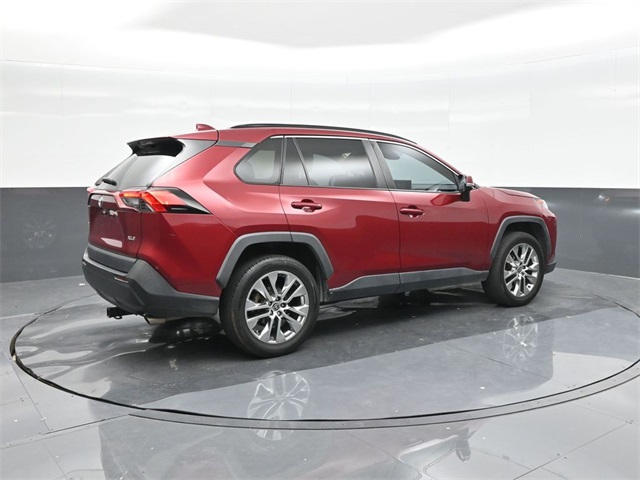 2021 Toyota RAV4 XLE Premium photo 9