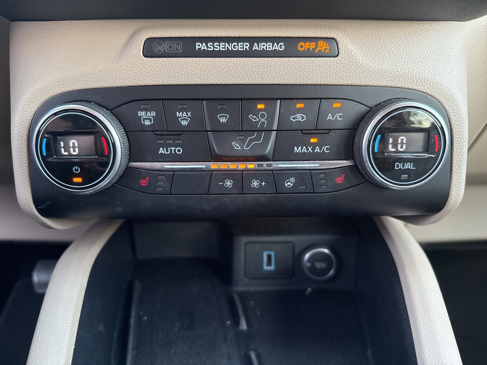 2020 Ford Escape Titanium Hybrid photo 9