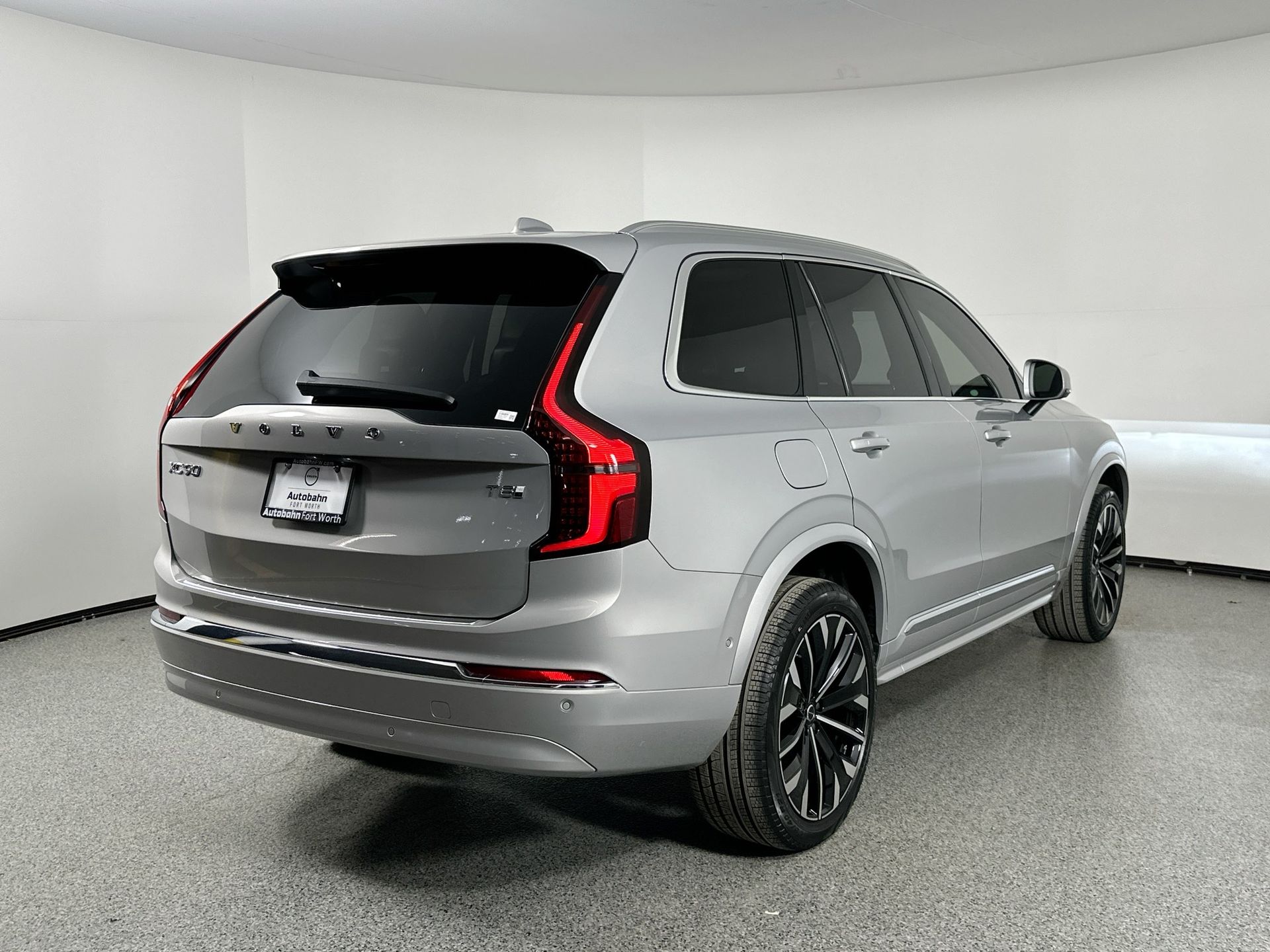 2025 Volvo XC90 T8 Plus photo 4