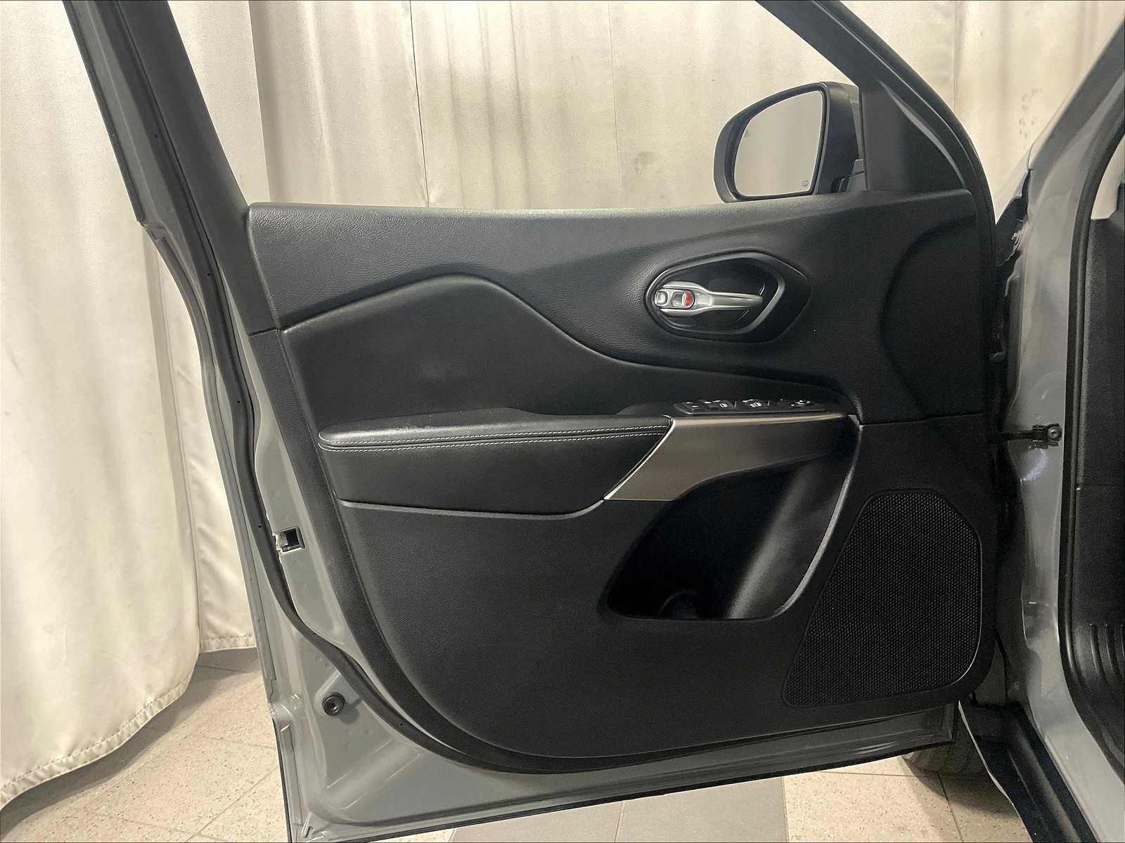 2021 Jeep Cherokee Latitude photo 9