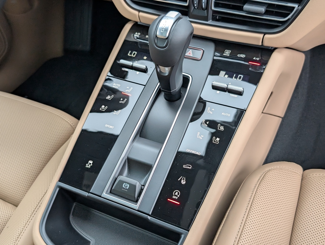 2025 Porsche Macan T photo 14