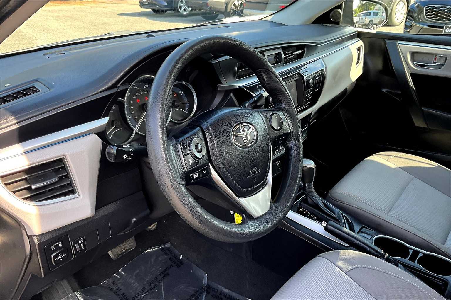 2014 Toyota Corolla LE photo 15