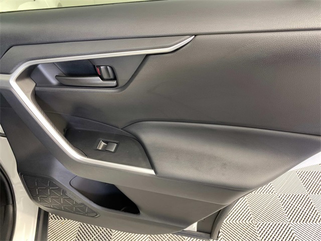 2022 Toyota RAV4 LE photo 19