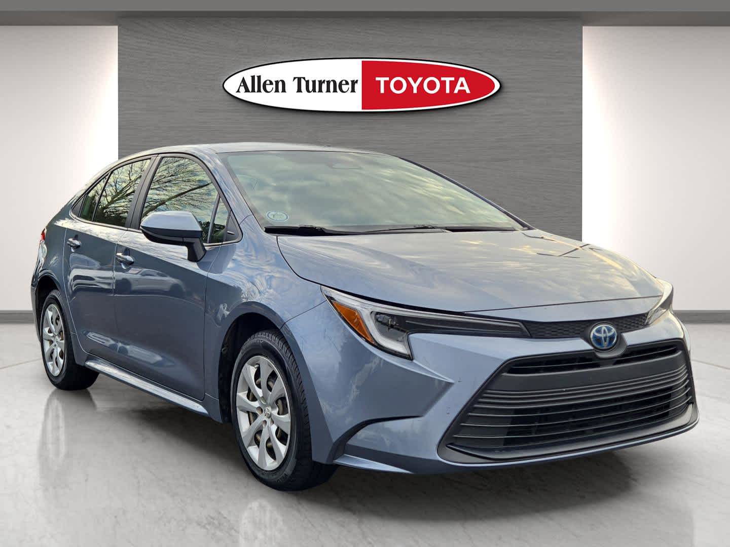 2024 Toyota Corolla LE's photo