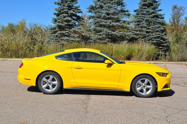 2015 Ford Mustang V6 photo 2