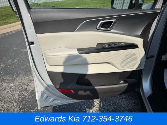 2023 Kia Carnival LX photo 22