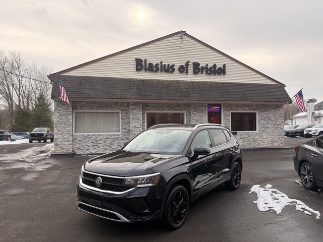 2022 Volkswagen Taos SE's photo