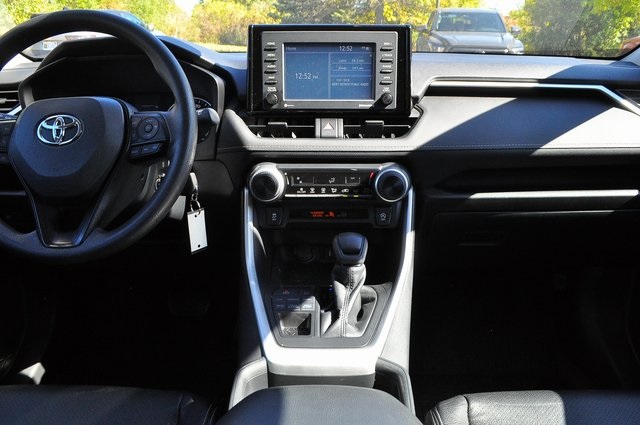 2020 Toyota RAV4 LE photo 17