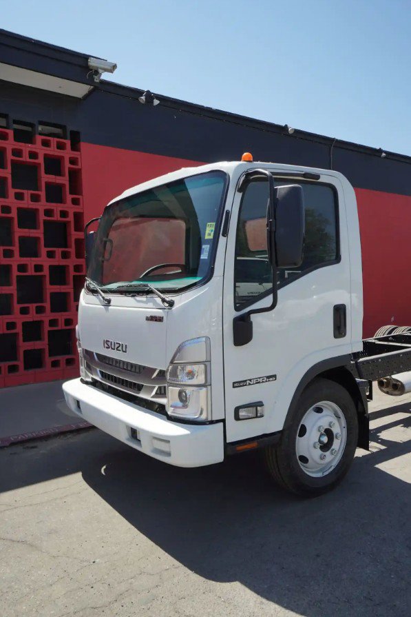 2024 Isuzu NPR photo 2
