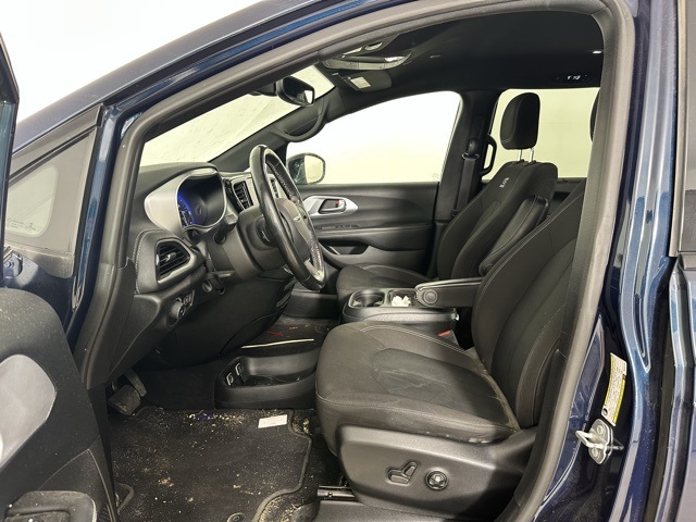 2021 Chrysler Pacifica Touring photo 2
