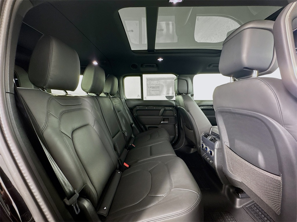 2025 Land Rover Defender 130 X-Dynamic SE photo 25