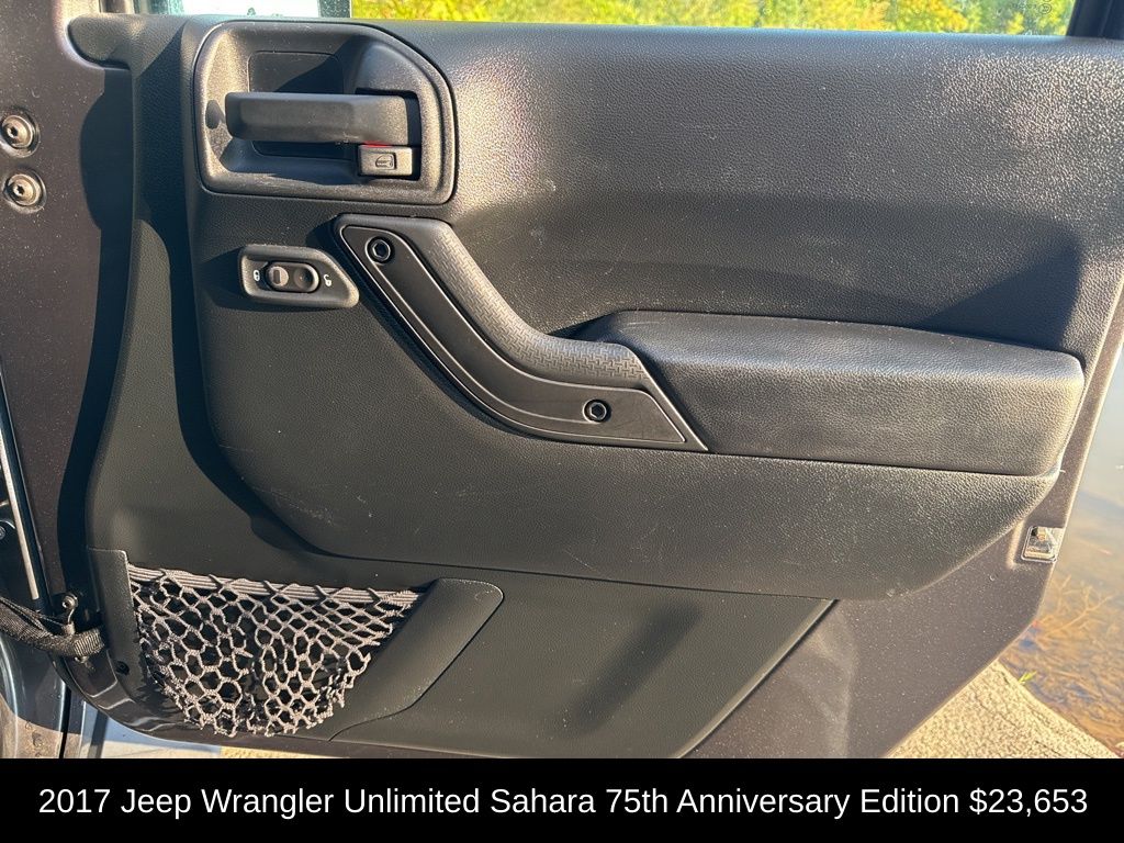 2017 Jeep Wrangler Unlimited Sahara photo 11
