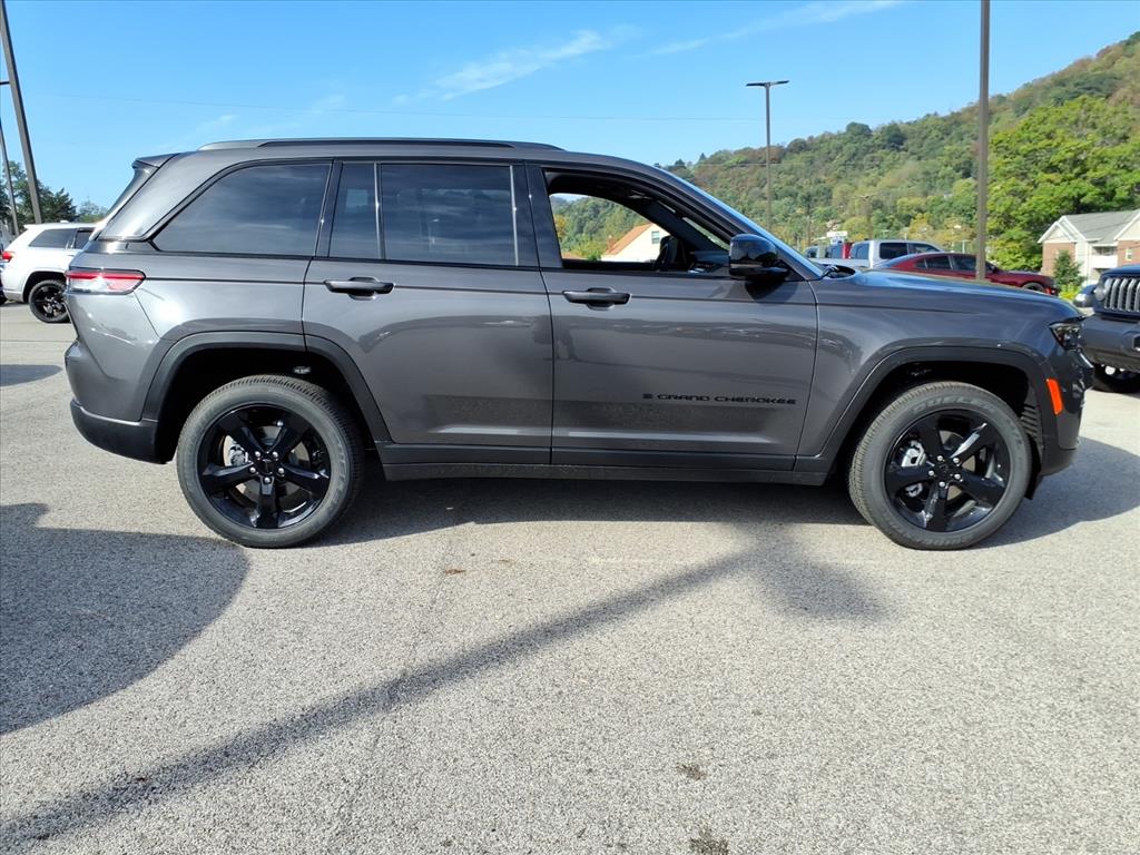 2025 Jeep Grand Cherokee Altitude photo 2