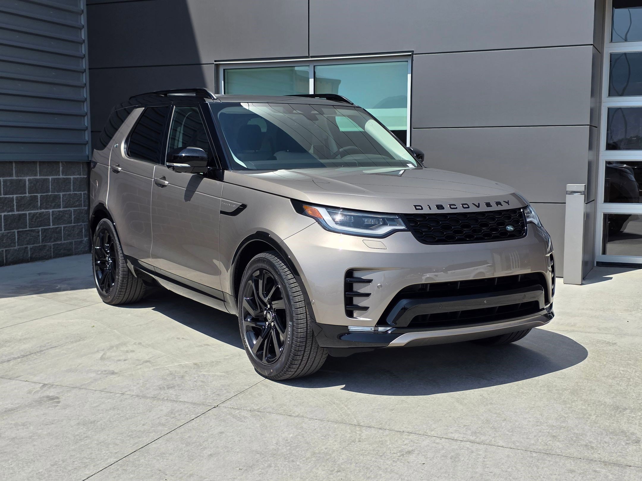 2025 Land Rover Discovery SE photo 3
