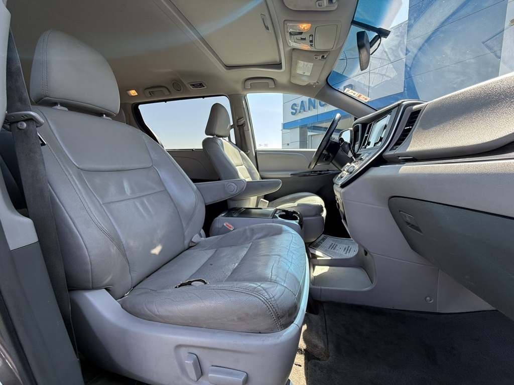 2017 Toyota Sienna Limited XLE Premium photo 7