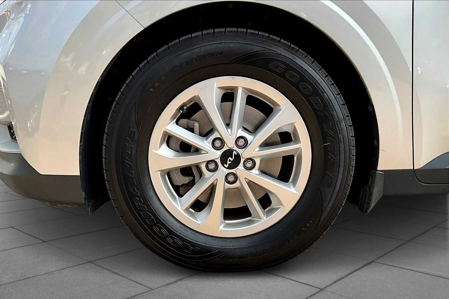2023 Kia Carnival LX photo 8