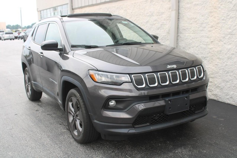 2022 Jeep Compass Latitude Lux photo 2