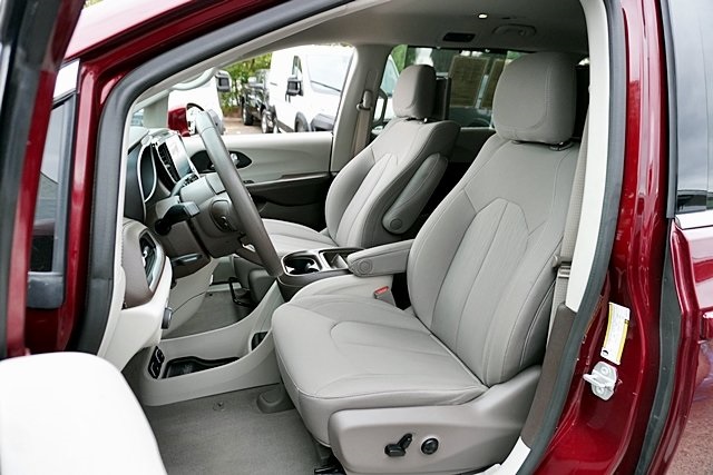 2021 Chrysler Pacifica Touring photo 15
