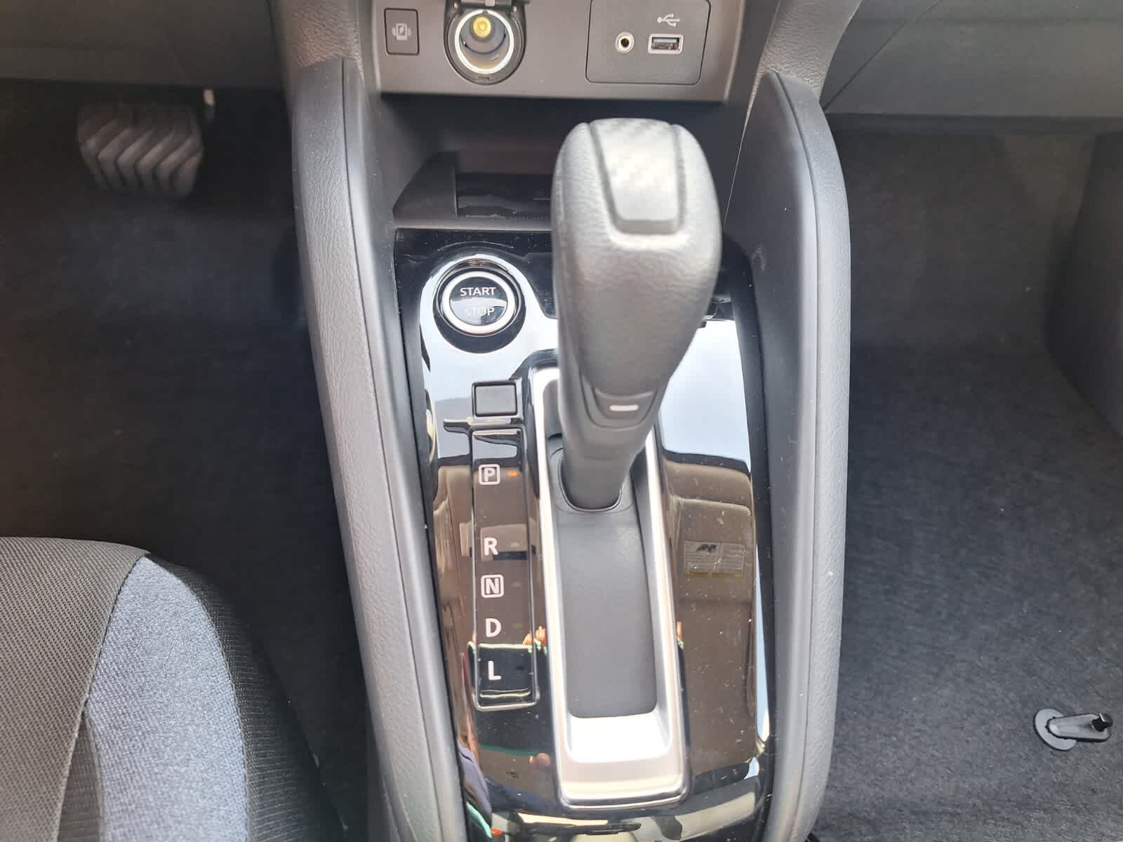 2025 Nissan Versa SV photo 17