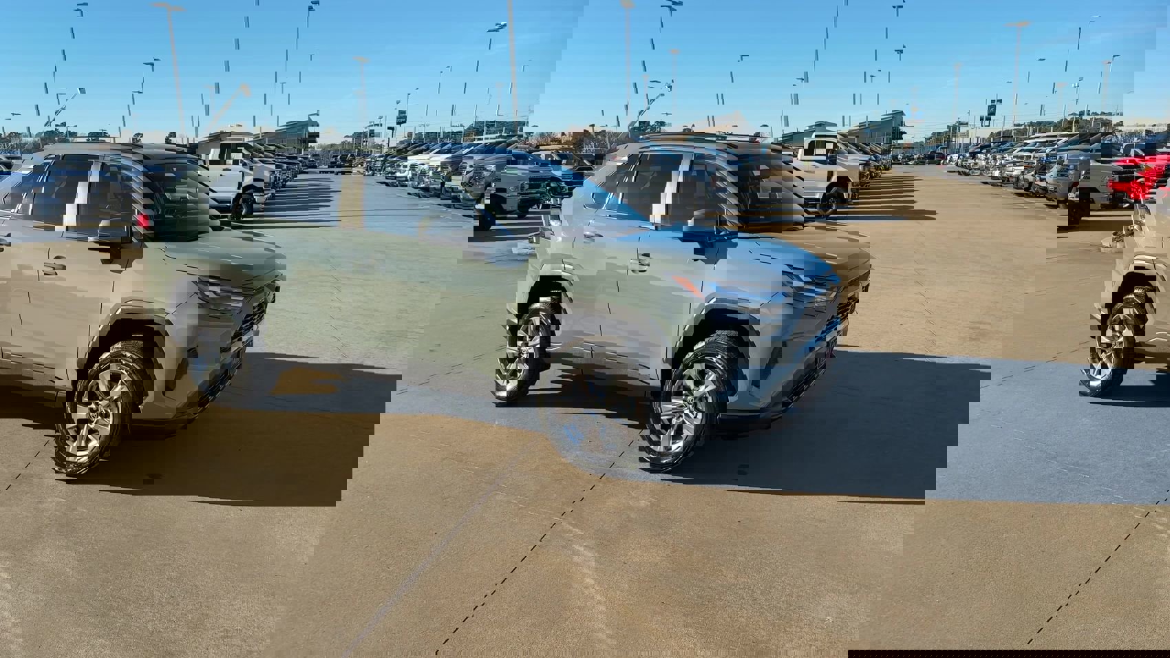 2022 Toyota RAV4 XLE photo 2