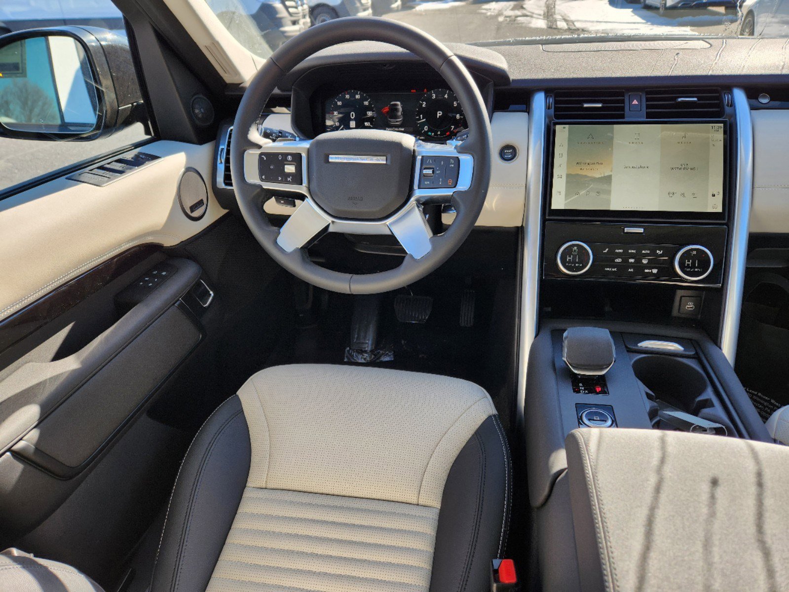 2025 Land Rover Discovery S photo 14