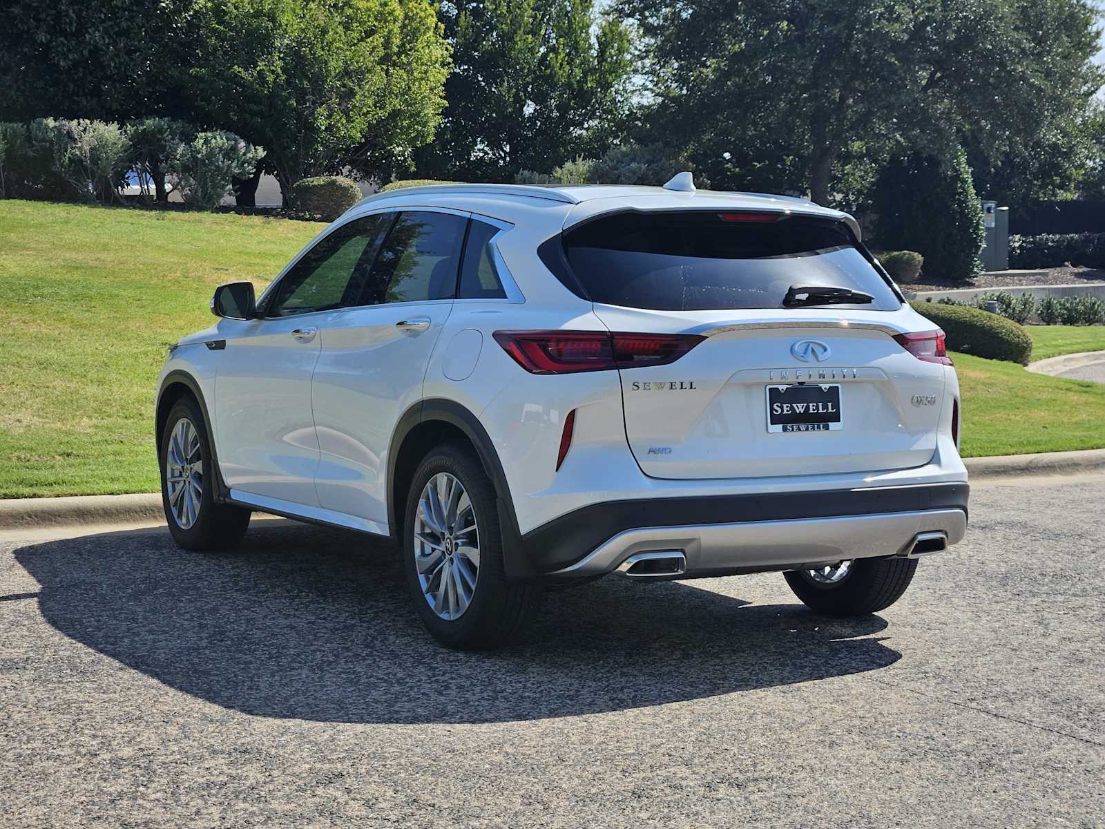 2025 Infiniti QX50 Luxe AWD photo 3