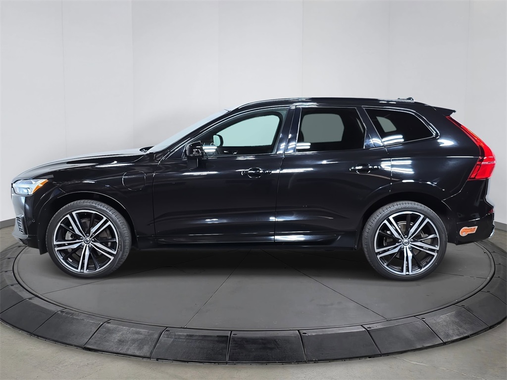 2021 Volvo XC60 Recharge Hybrid T8 R-Design photo 2