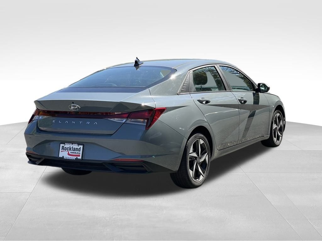2023 Hyundai Elantra SEL photo 3