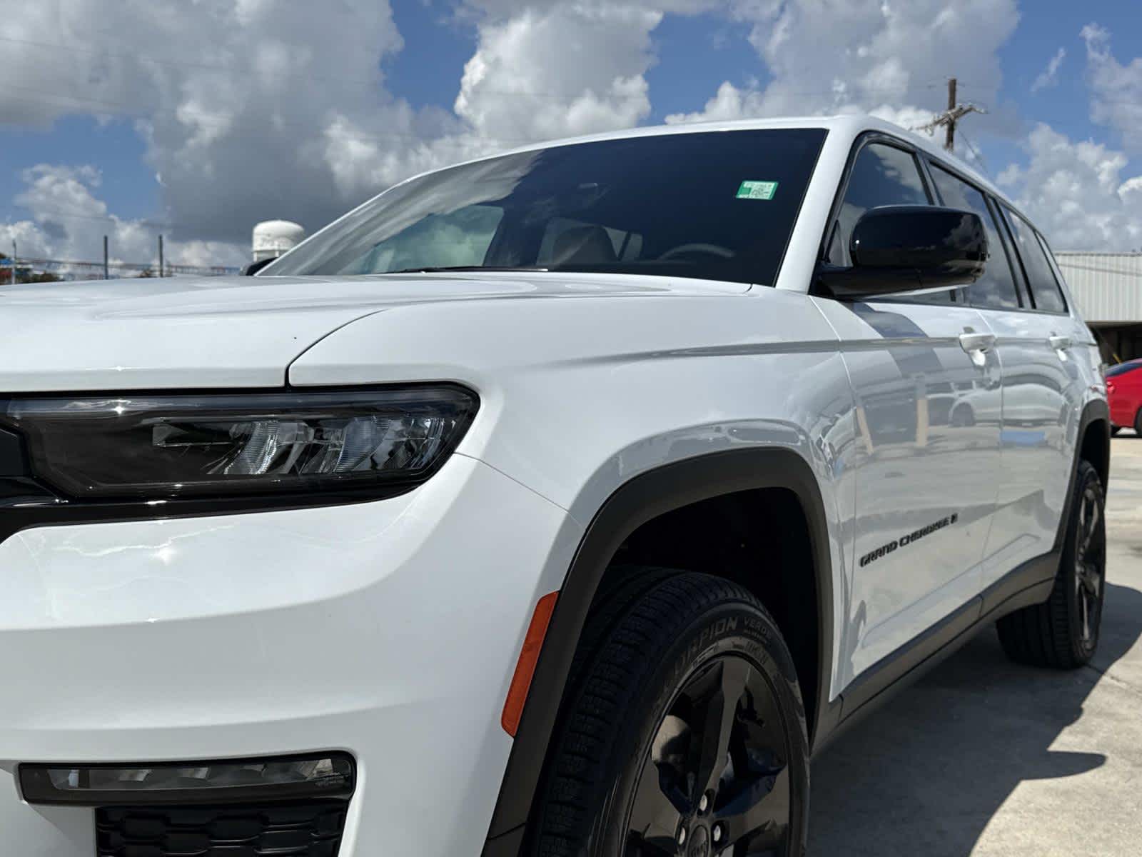 2025 Jeep Grand Cherokee Limited photo 3