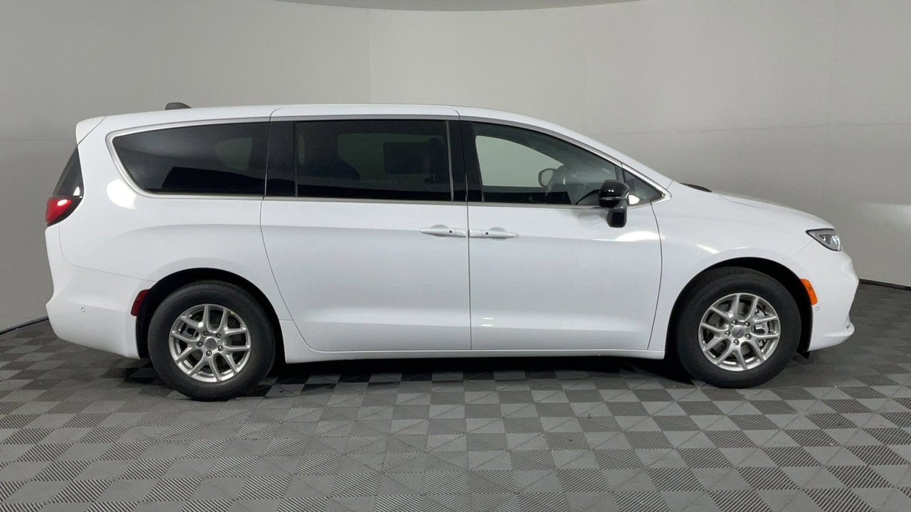 2025 Chrysler Pacifica photo 3