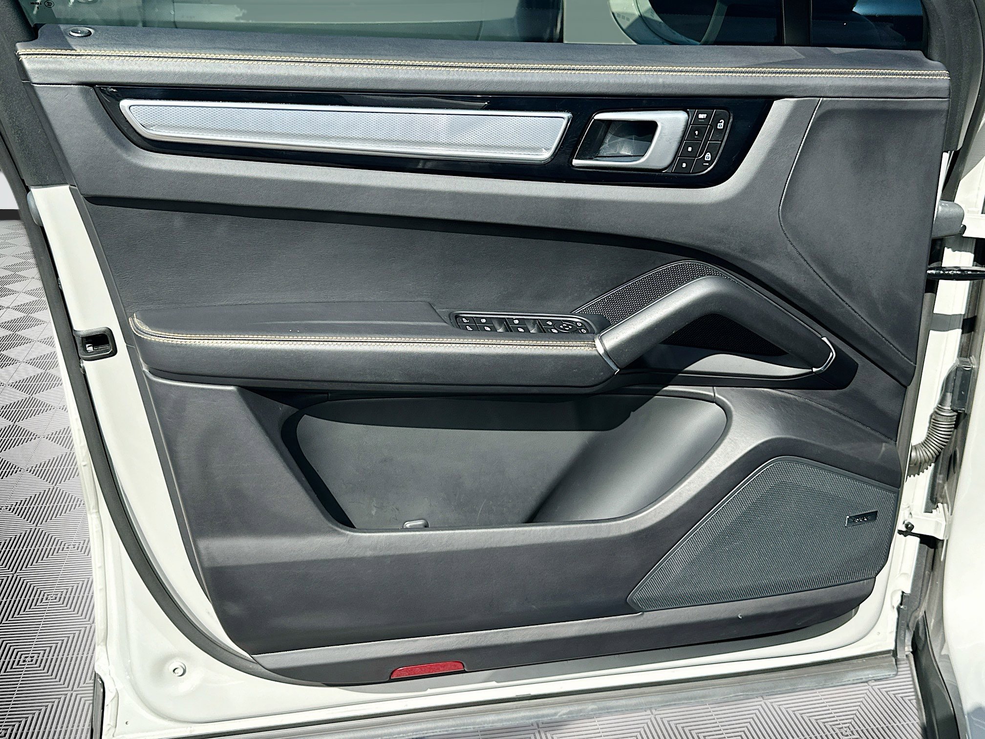 2022 Porsche Cayenne Platinum Edition photo 19