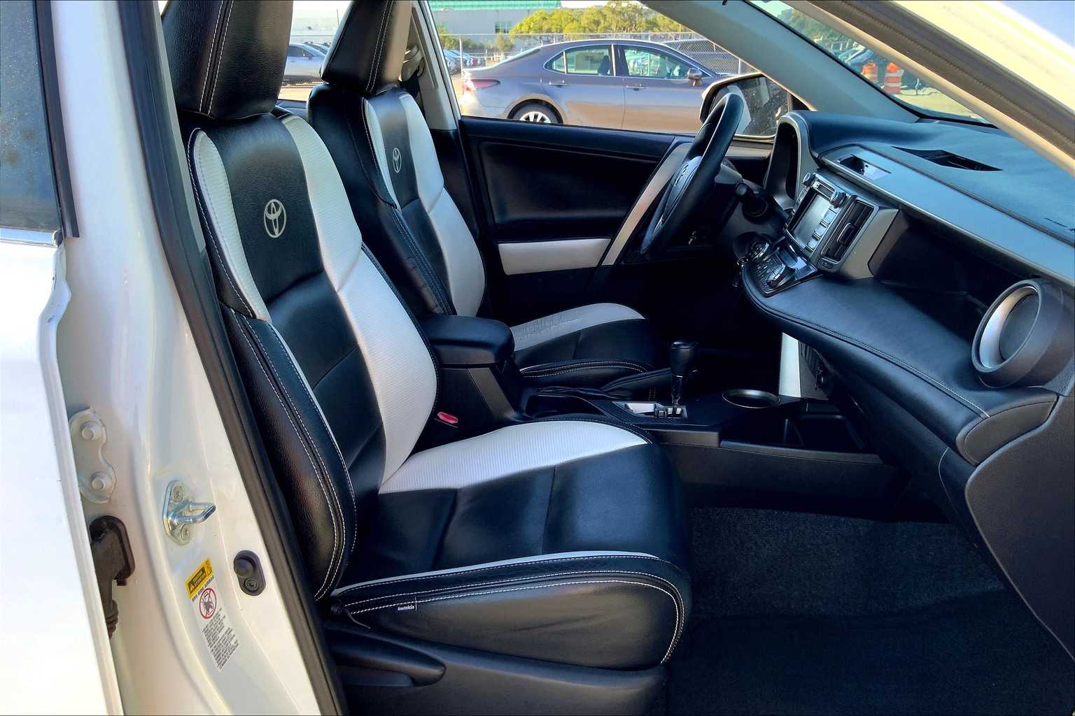 2015 Toyota RAV4 XLE photo 7