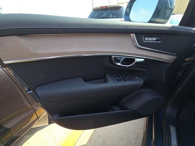 2025 Volvo XC90 Plus photo 9