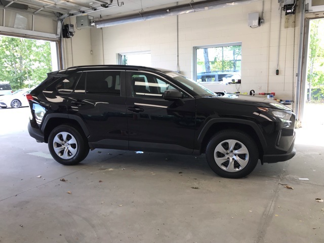 2021 Toyota RAV4 LE photo 2