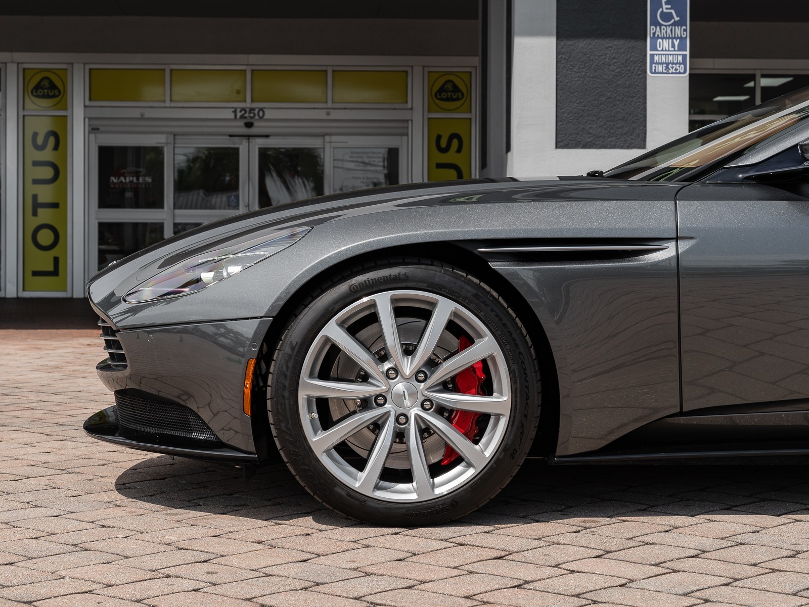 2019 Aston Martin DB11 AM5 photo 9