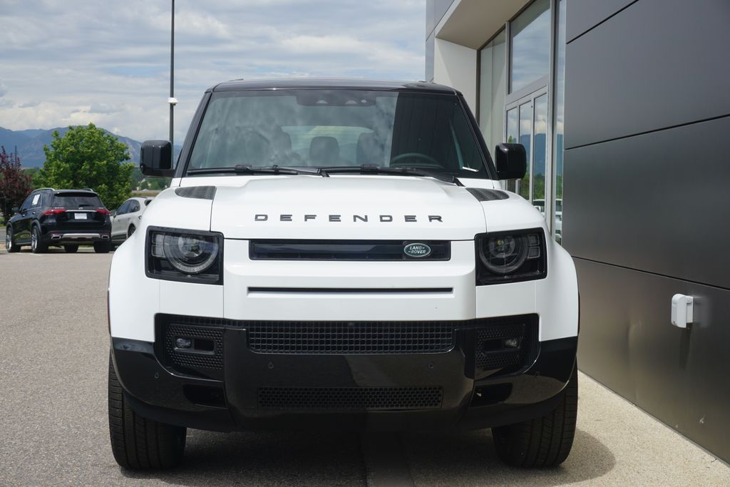 2025 Land Rover Defender 130 X-Dynamic SE photo 5