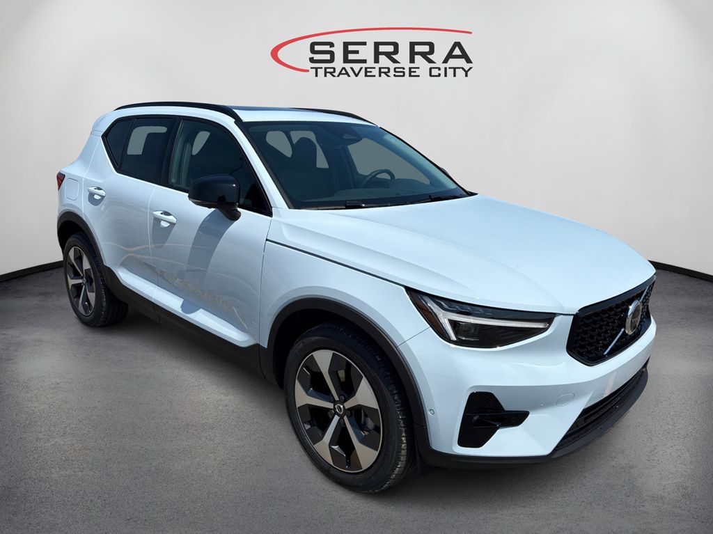 2026 Volvo XC40 AWD Plus photo 3