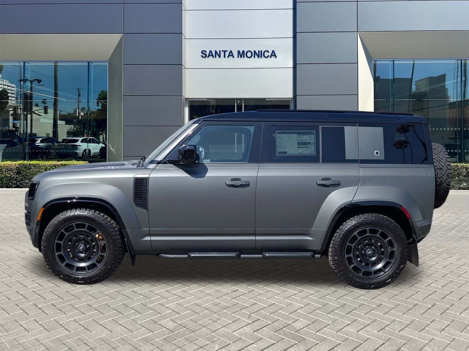 2025 Land Rover Defender 110 photo 4