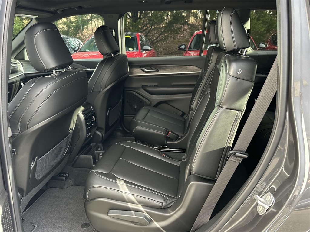 2025 Jeep Grand Cherokee Limited photo 9