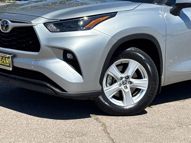 2024 Toyota Highlander LE photo 3
