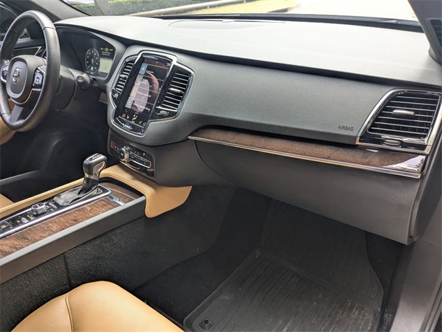 2016 Volvo XC90 T6 Momentum photo 26