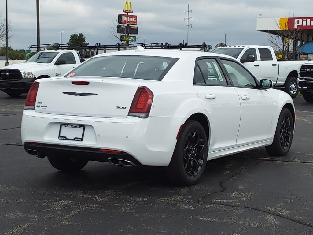 2023 Chrysler 300 Touring L photo 12