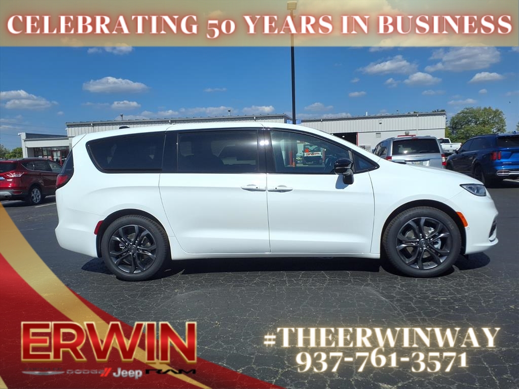 2026 Chrysler Pacifica photo 2