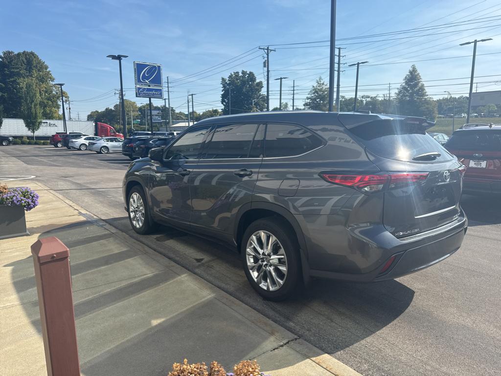 2023 Toyota Highlander Limited photo 2